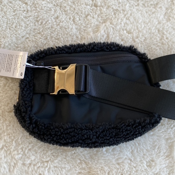 ❤️ Lululemon Fleece Everywhere Belt Bag Black Gold NWT - Picture 8 of 8